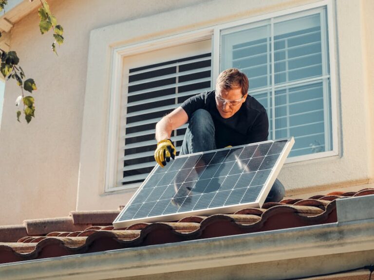 How to Calculate Solar Savings and ROI for Your Home